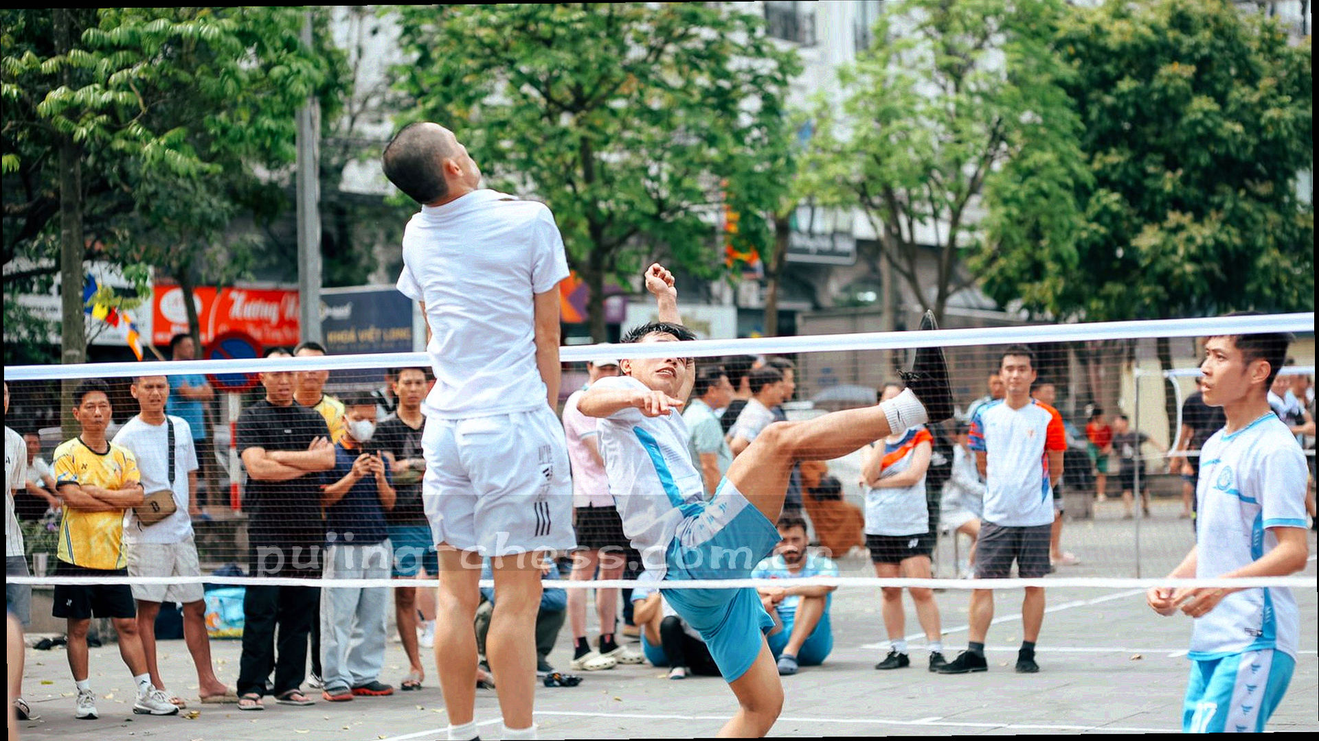 深色牌桌桌面与散落筹码的俯拍特写，边缘压暗，无人物